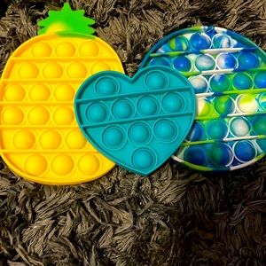 3 pack of fidgets comes with 2 posits abd 1 mini pop it